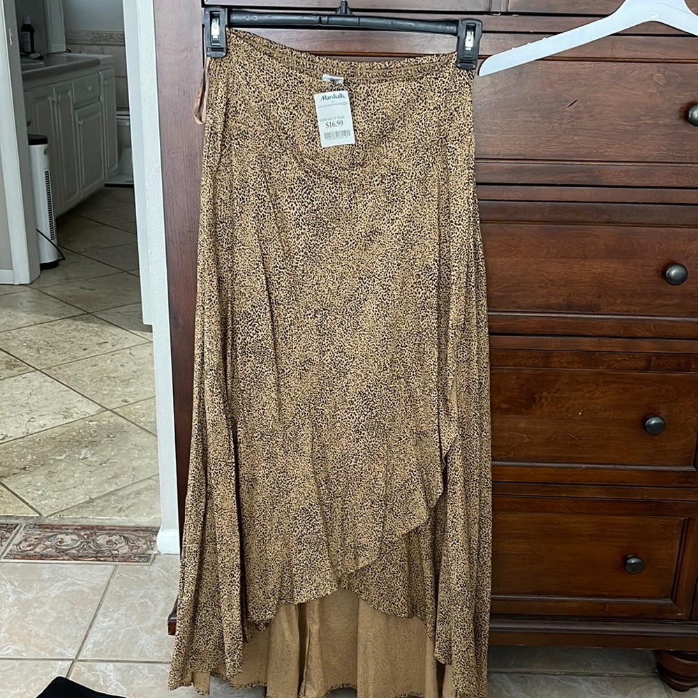 Skirt with elastic band in the back cute high low detail in the front